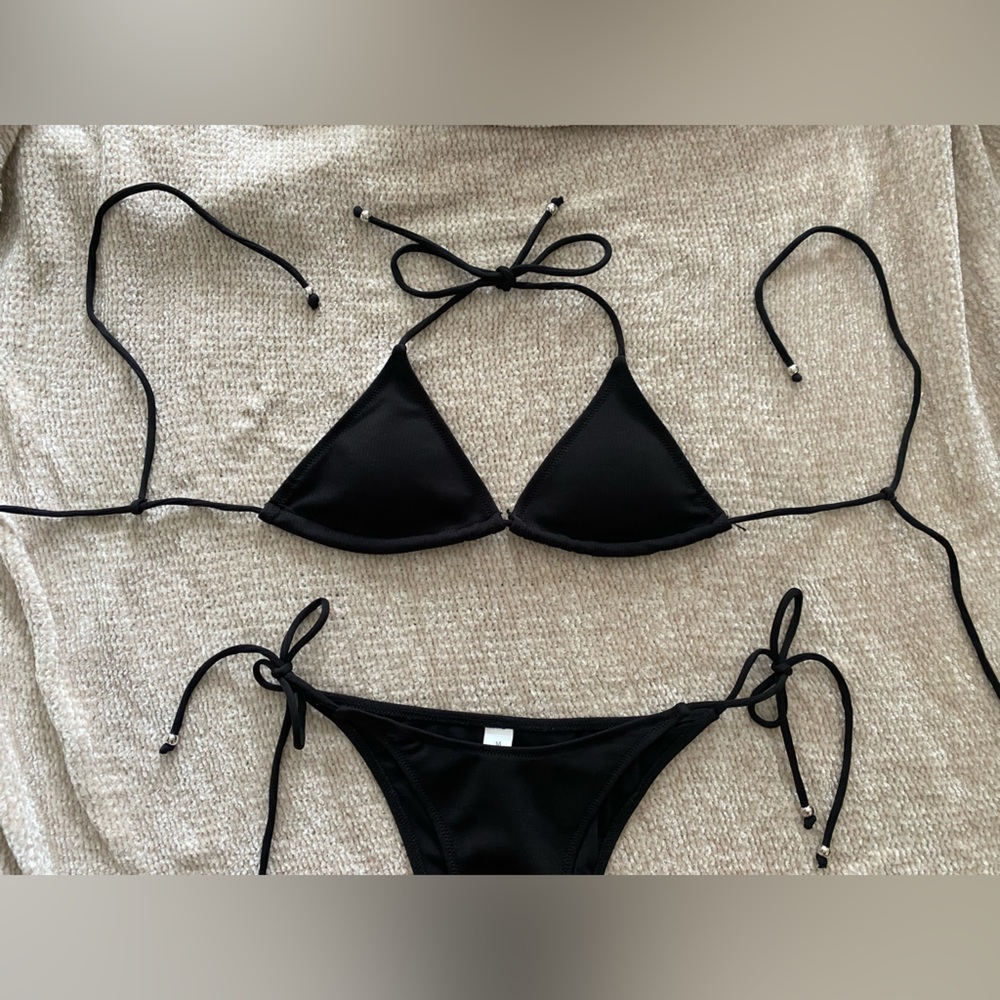 String Bikini - Picture 4 of 7